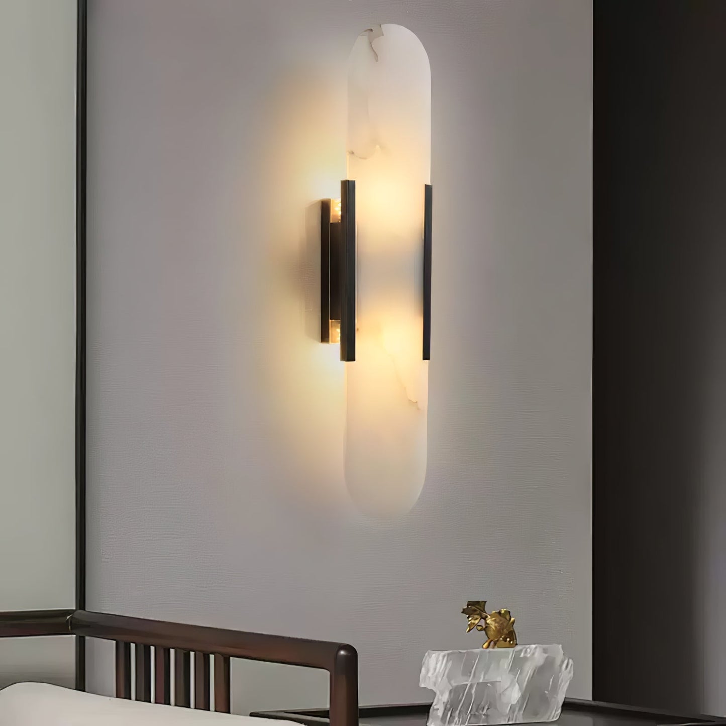 Lights & Brights Vertical Alabaster Stone Wall Sconce – Metal & Stone
