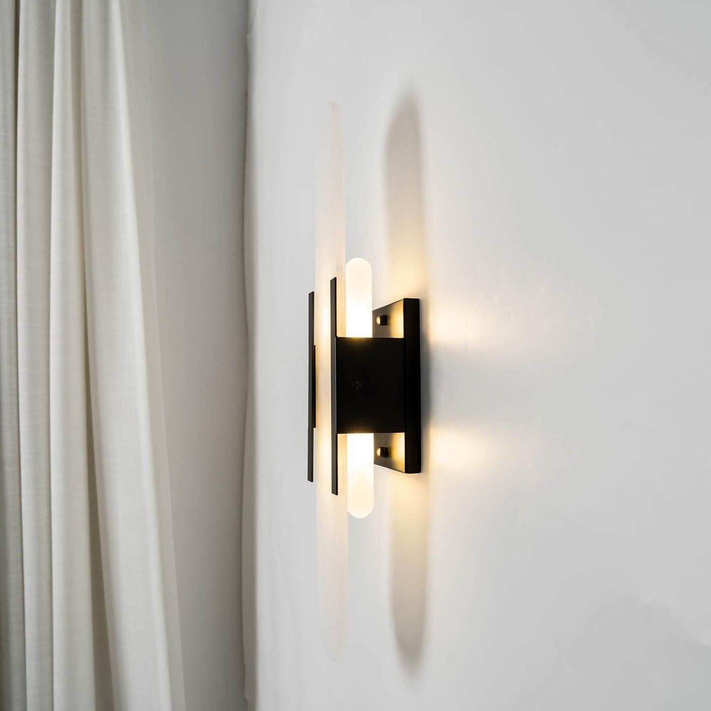 Lights & Brights Vertical Alabaster Stone Wall Sconce – Metal & Stone