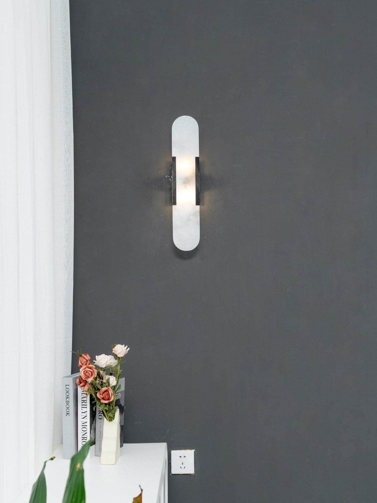 Lights & Brights Vertical Alabaster Stone Wall Sconce – Metal & Stone