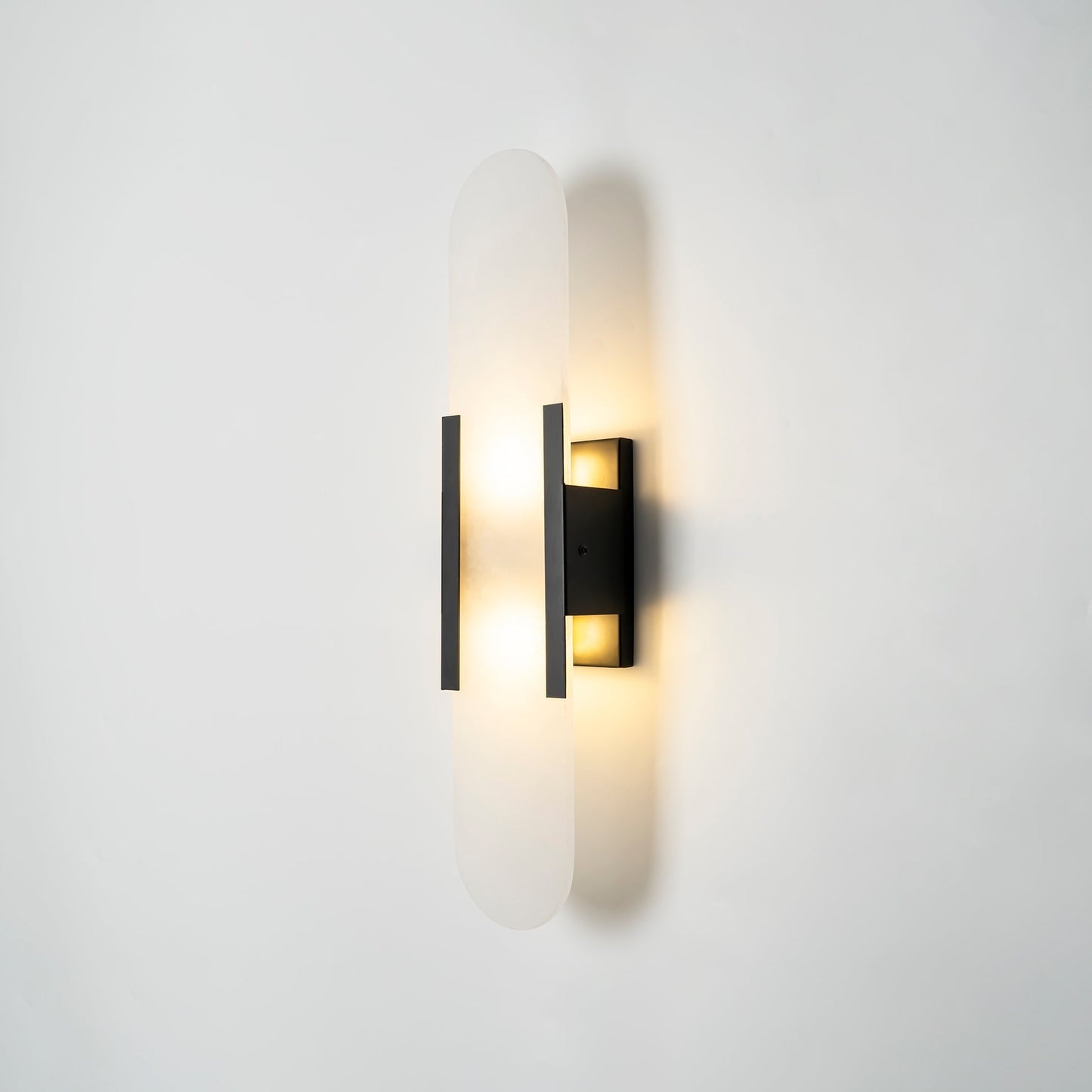 Lights & Brights Vertical Alabaster Stone Wall Sconce – Metal & Stone